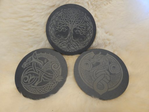 Runde Schieferuntersetzer graviert, nordische Symbole
